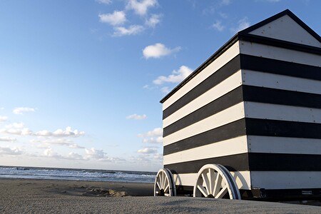 Gestreifte Badewagen auf dem Strand