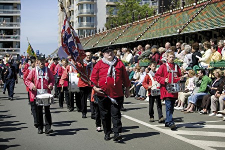 Fanfare zieht entlang der historischen 'Paravang' (Windfang) hinauf.