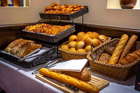 Buffet mit Auswahl an verschiedenen Brotsorten