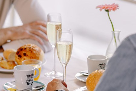 Zwei Personen am Tisch mit Champagner und Kaffee