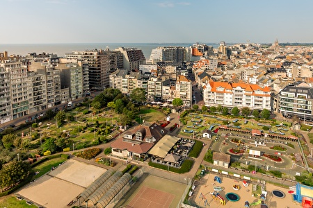 Blick auf den Leopoldpark aus der Luft mit Blick auf Minigolf, Spielplatz, Wohnungen und Meer